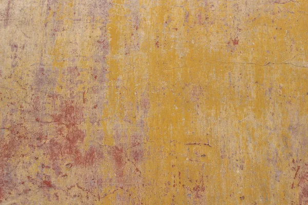 Vecchio incrinato stagionato rosso squallido giallo dipinto intonacato sbucciato parete banner sfondo. — Foto Stock