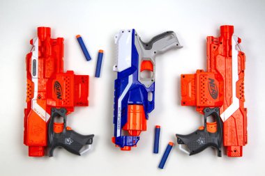 Vilnius, Lithuaania - 5 Mart 2019: Nerf N-Strike Elite Stryfe Blasters ve Nerf N-Strike Elite Disruptor Blaster ile Beyaz arka plan üzerinde Mermi Dart Dolum