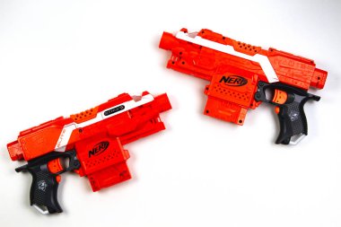 Vilnius, Lithuaania - 5 Mart 2019: Nerf N-Strike Elite Stryfe Blaster beyaz arka plan üzerine