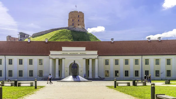 Vilnius, Litvanya - 03 Haziran 2019: Litvanya Ulusal Müzesi ve Vilnius'taki Gediminas Kulesi — Stok fotoğraf