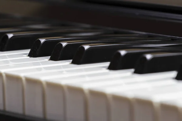 Piyano klavye tuşlarını kapatma — Stok fotoğraf