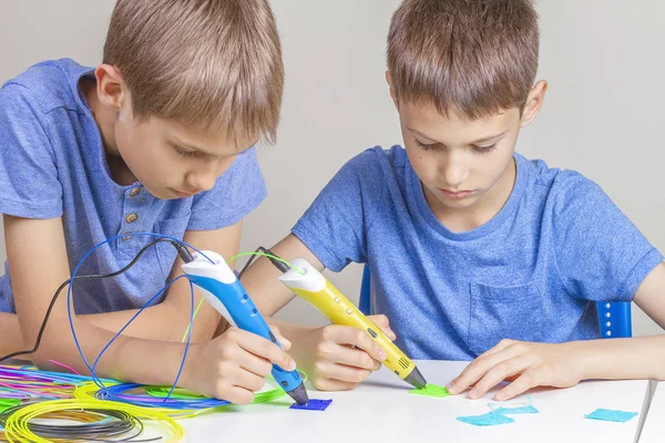 Dois meninos criando com canetas de impressão 3d — Fotografia de Stock