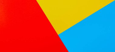 Renk kağıtları geometri düz kompozisyon arka plan sarı kırmızı ve mavi tonlar