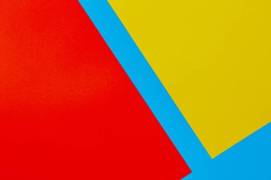 Renk kağıtları geometri düz kompozisyon arka plan sarı kırmızı ve mavi tonlar