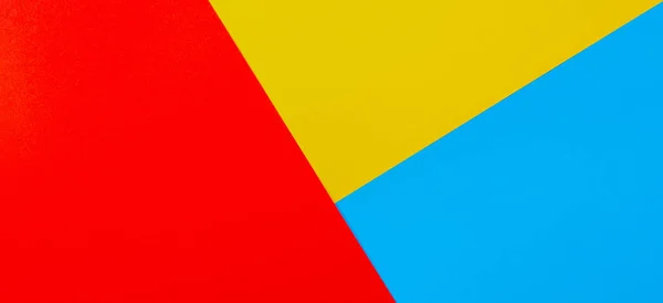 Barevné papíry geometrie plochá kompozice pozadí s žlutá červené a modré tóny — Stock fotografie