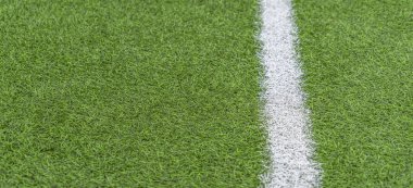 Beyaz şerit hattı ile yeşil suni çim futbol sporları alanı