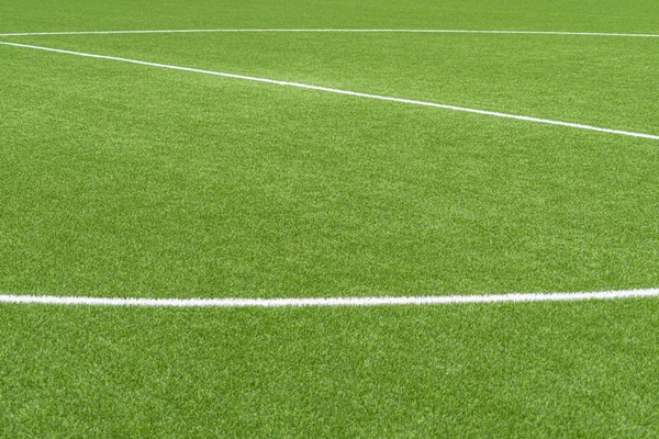 Beyaz şerit hattı ile yeşil suni çim futbol sporları alanı