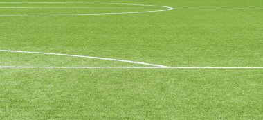 Beyaz çizgili çizgili yeşil suni çim futbol spor sahası