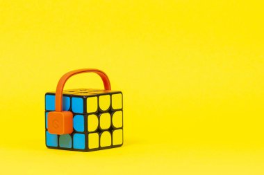 Vilnius, Litvanya - 20 Temmuz 2019: Xiaomi Giiker i3 Eğitim Altı eksenli Sensör Tanıma Magic Cube sarı arka plan