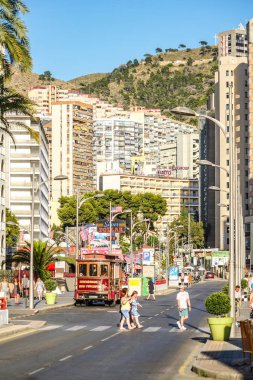 Benidorm, İspanya, 15 Haziran 2019 - Benidorm şehrinde yürüyen insanlar