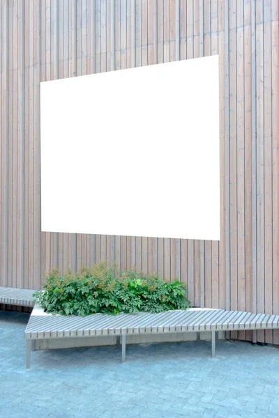 Κάντο. Κενή πινακίδα, κορνίζα, διαφημιστικό Συμβούλιο σε ξύλινο τοίχο με μοντέρνο πάγκο — Φωτογραφία Αρχείου