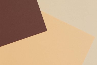 Renkli kağıtlar geometri kompozisyon afişi bej, açık kahverengi ve koyu kahverengi tonlu arkaplan.