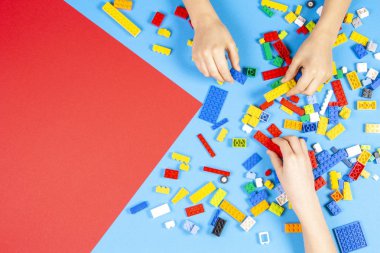 Vilnius, Litvanya - 23 Temmuz 2019. Çocuklar eller masada renkli lego blokları ile oynamak