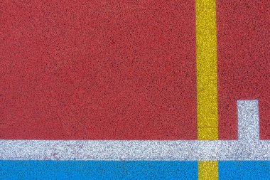 Renkli spor sahası arka planı. Beyaz ve sarı hatları açık havada kırmızı ve mavi alan kauçuk zemine üst görünüm