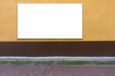 Model yap. Boş ilan panosu, reklam panosu, şehirdeki eski grunge duvarında halka açık bilgi panosu.