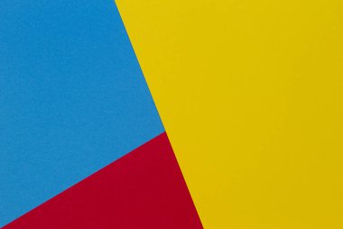 Soyut sarı, kırmızı ve açık mavi renkli kağıt geometri kompozisyonu arka plan