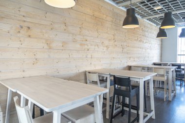 Yüksek ahşap masa ve sandalyeler ile modern kafe, bar veya kulüp iç
