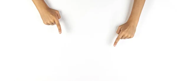 Детские руки, указывающие пальцами на что-то на белом фоне — стоковое фото