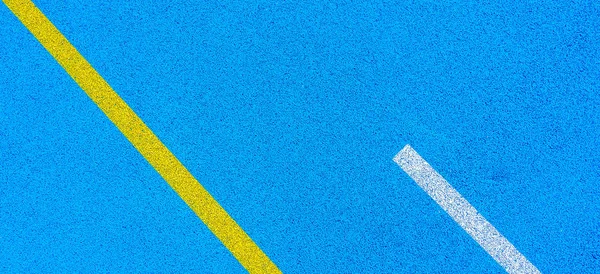 Πολύχρωμο αθλητικό γήπεδο banner φόντο. Πάνω όψη μπλε χωράφι καουτσούκ έδαφος με λευκές και κίτρινες γραμμές σε εξωτερικούς χώρους — Φωτογραφία Αρχείου