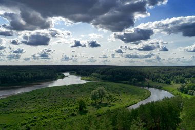 Litvanya yaz manzarası. Merkine fort tepesinden Litvanya'daki Nemunas nehri ve Dzukija Milli Parkı'na manzara