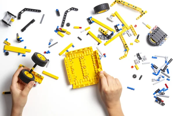 Robot araba yapma çocuk eller. Robot, öğrenme, teknoloji, kök eğitim çocuk arka planı için