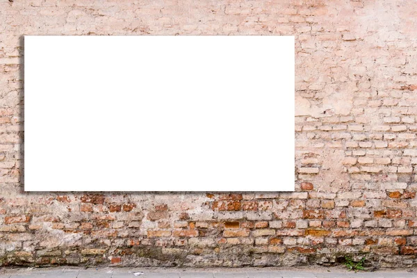Maquette-toi. Panneau d'affichage vierge, publicité, panneau d'information publique sur le vieux mur de briques rouges — Photo