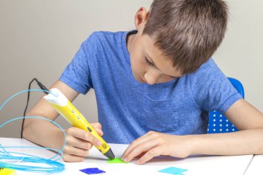 3d baskı kalemi ile çocuk yeni öğe oluşturma