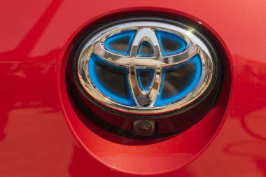 Vilnius, Litvanya 18 Ağustos 2019: Hibrid modellerde Toyota tarafından kullanılan mavi arka plan ile özel marka logosu. Toyota Japonya merkezli Japon otomobil markası