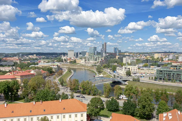 Vista al casco antiguo de Vilna, el moderno centro de la ciudad y el río Neris en Vilna, Lituania — Foto de Stock