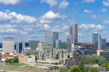 Vilnius, Litvanya - 19 Ağustos 2019: Vilnius eski şehir, modern şehir merkezi ve Vilnius, Litvanya'da Neris nehri manzarası