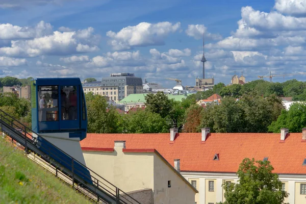 Vilnius, Lituania - 19 de agosto de 2019: Vista a la ciudad de Vilnius con funicular a la torre Gediminas en Vilnius, Lituania — Foto de Stock