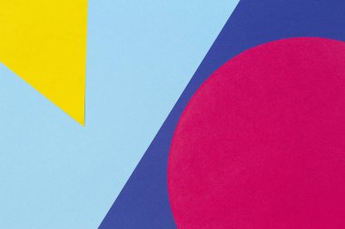 Memphis geometri tarzında moda makalelerinin dokusu. Sarı, mavi, açık mavi, kırmızı renkler. Üst manzara, düz uzanma