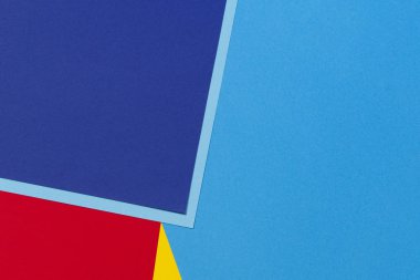 Soyut mavi, kırmızı ve sarı renkli kağıt geometri kompozisyonu arka plan