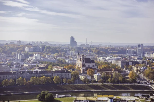 Lituania, Vilnius paisaje urbano en el día de otoño brumoso — Foto de Stock