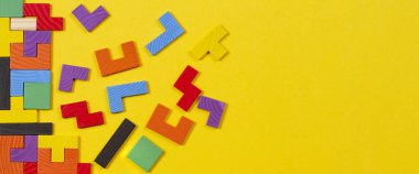 Sarı afiş arka plan üzerinde farklı renkli şekiller ahşap bloklar. Üstte görüntü