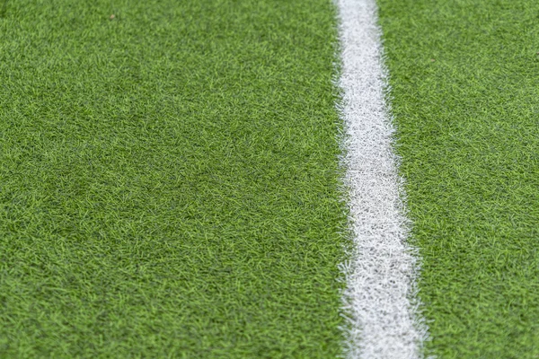 Zielona Sztuczna trawa boisko do piłki nożnej z białym paskiem linii — Zdjęcie stockowe