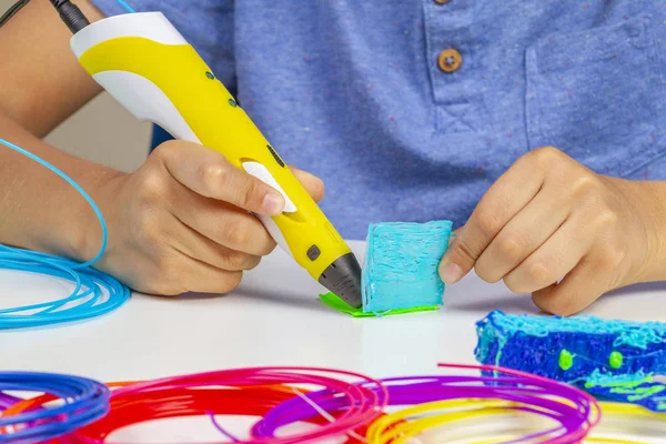 Mãos de criança criando com caneta de impressão 3d novo item — Fotografia de Stock