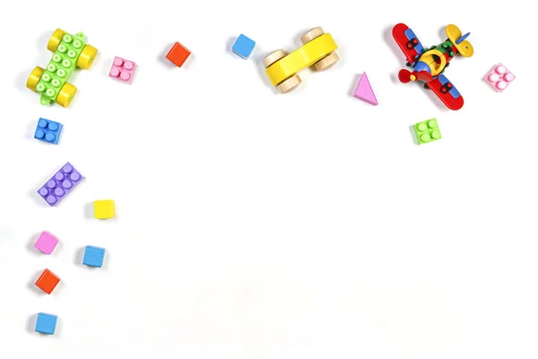 Baby-Kinderspielzeug Rahmen auf weißem Hintergrund. Draufsicht, flache Lage. Kopierraum für Text — Stockfoto