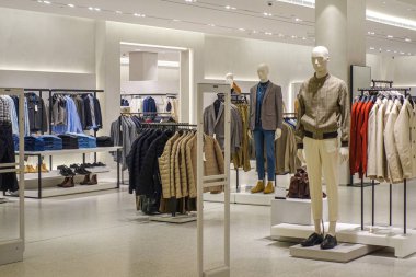 Alışveriş merkezindeki giyim mağazasının modern moda iç mimarisi.