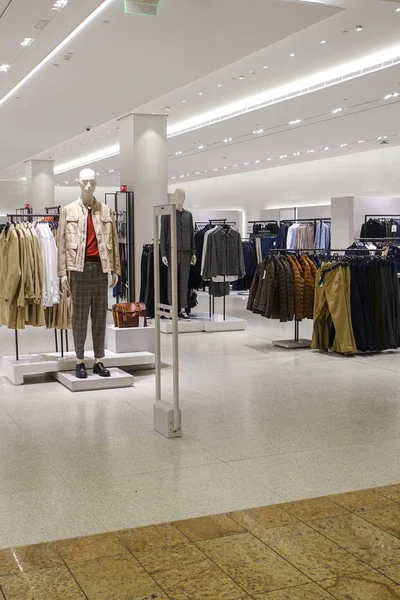 Σύγχρονη μοντέρνα μάρκα εσωτερικό του καταστήματος ρούχων μέσα στο εμπορικό κέντρο — Φωτογραφία Αρχείου