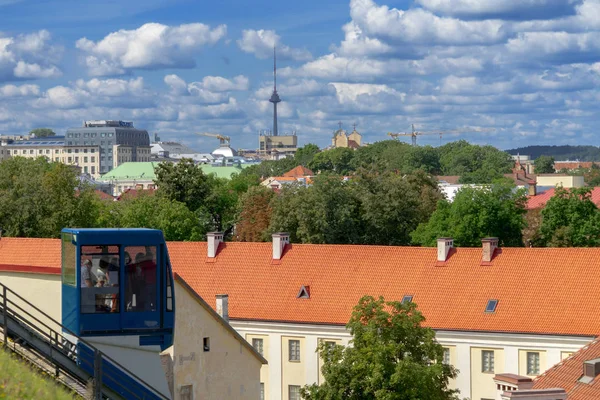 Vilnius, Litvanya - 19 Ağustos 2019: Vilnius, Litvanya'daki Gediminas kulesine fünikülerle Vilnius şehrine bakış — Stok fotoğraf