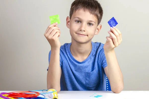Child creating with 3d printing pen new object — Stock Photo, Image