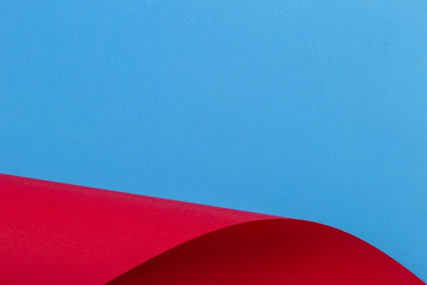 Fondo colorido abstracto. Papel de color rojo y azul claro en formas geométricas — Foto de Stock
