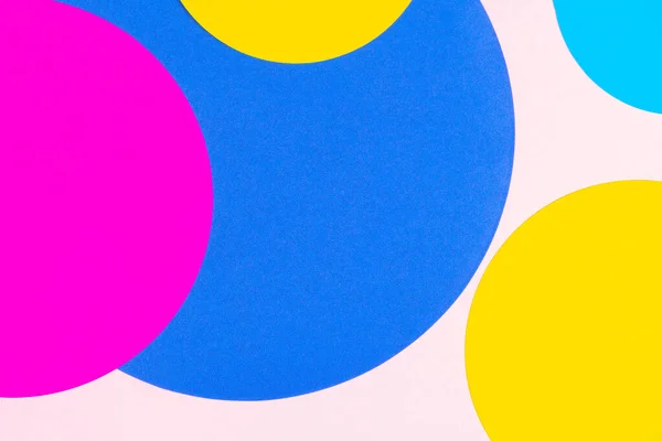 Textura fondo de papeles de moda en estilo de geometría memphis. Amarillo, azul, magenta, colores rosas. Vista superior, plano — Foto de Stock