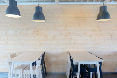 Yüksek ahşap masa ve sandalyeler ile modern kafe, bar veya kulüp iç