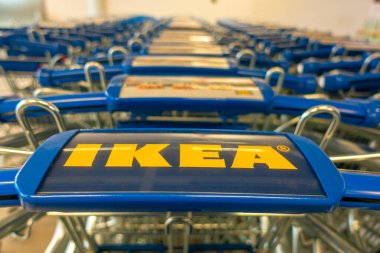Vilnius, Litvanya - 1 Ekim 2019: Ikea mağazası içinde arka arkaya alışveriş arabaları