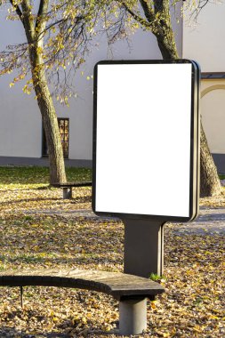 Model yap. Boş reklam panoları, açık hava reklamları, sonbahar günü şehir parkındaki halka açık bilgi panoları.