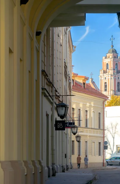 Vilnius, Litvanya - 16 Ekim 2019: Güzel Vilnius eski kasaba sokağı, Litvanya — Stok fotoğraf