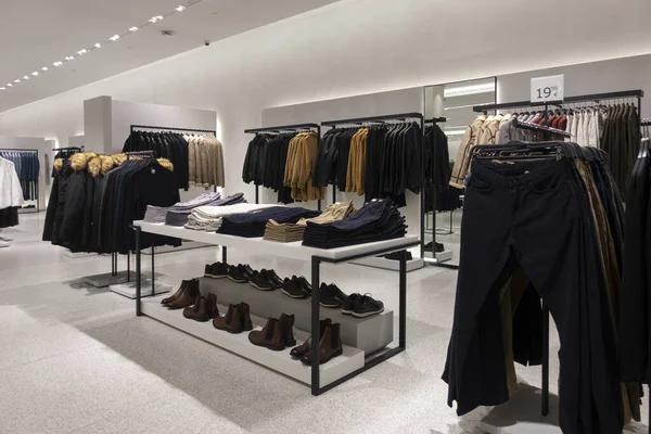 Вильнюс, Литва - 3 октября 2019:: Zara clothing store interior inside shopping center Akropolis. Zara - популярный испанский ритейлер — стоковое фото