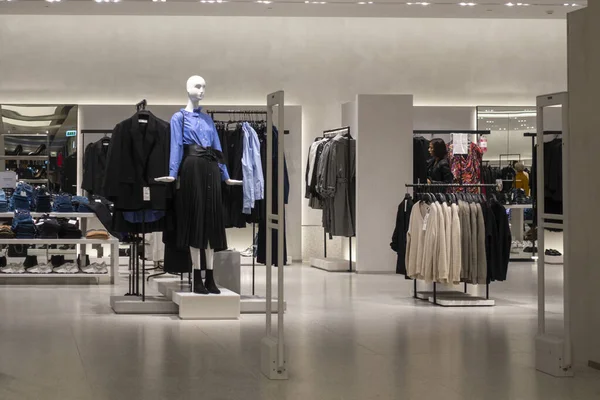 Вильнюс, Литва - 3 октября 2019:: Zara clothing store interior inside shopping center Akropolis. Zara - популярный испанский ритейлер — стоковое фото